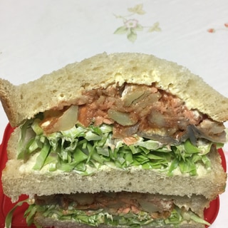 カットトマトで銀鮭とじゃがいものサンドイッチ
